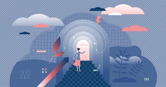 una ragazza sta per entrare in una porta 