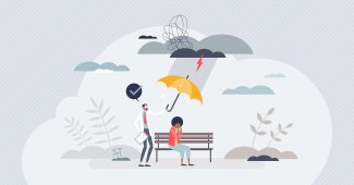 uomo protege persona con ombrello